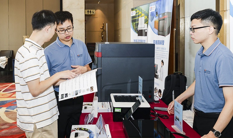 銷售總經理為客戶展示商品，耐心答疑解惑