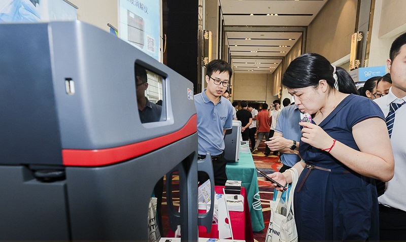 銷售總經理為客戶展示商品，耐心答疑解惑