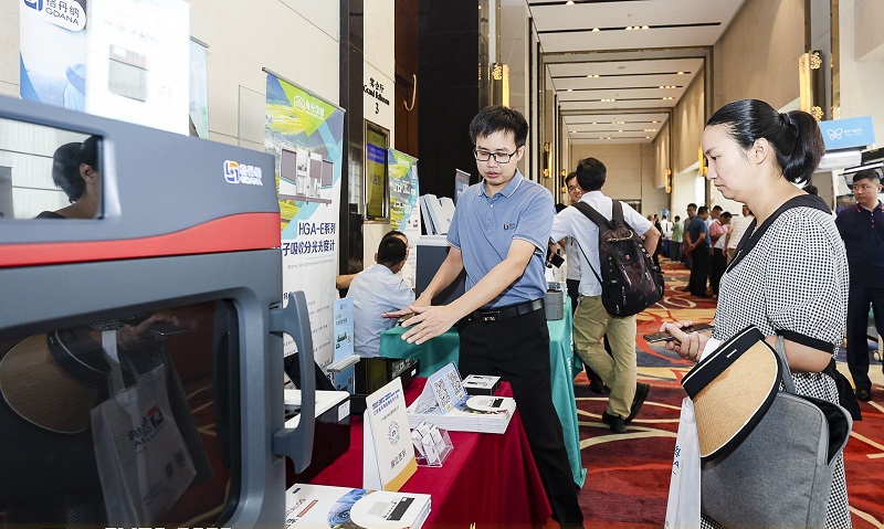 銷售總經理為客戶展示商品，耐心答疑解惑