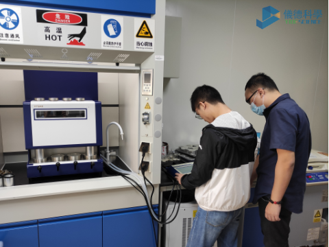 我司工程師和實驗室工作人員培訓(xùn)操作